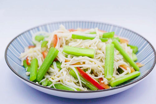 芹菜金针菇的做法 芹菜金针菇怎么做好吃