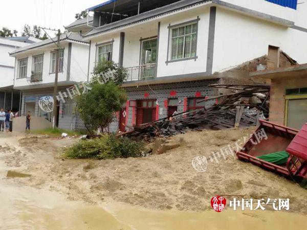 强降雨致贵州平塘县洪涝灾害道路损毁 未来三天雨势不减