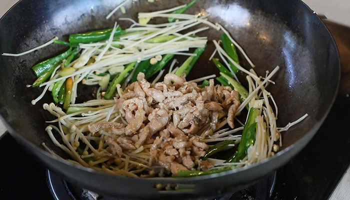 里脊肉怎么好吃 金针菇炒里脊肉的做法