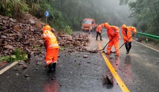 江西宜丰一路段发生道路边坡塌方 目前已经恢复正常通车