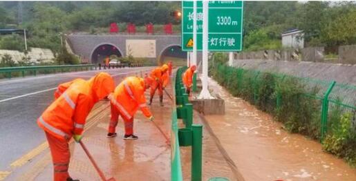 甘肃暴雨陇南多条路段交通中断 目前抢修工作正在持续进行中