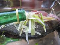 清蒸鲈鱼的做法步骤2