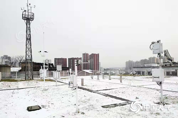 长沙现今冬首场降雪 湖南大风降温低温雨雪冰冻维持