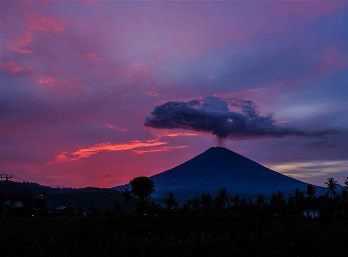 最新消息！巴厘岛阿贡火山持续喷发 救援人员协助村民撤离