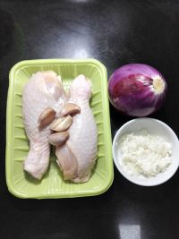 洋葱番茄汁鸡腿排的做法步骤1