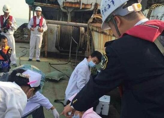 珠江货船碰撞事故4名船员获救 其余8名仍困船舱