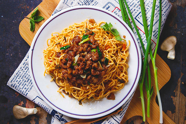 方便面怎么做好吃 炸酱方便面的做法