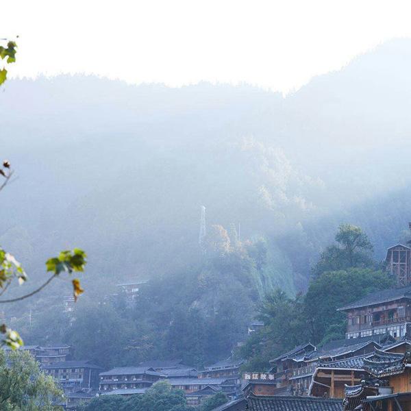 走进贵州西江千户苗寨：原生态村落诗意浓