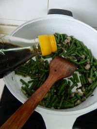 橄榄肉末炒豆角的做法步骤9