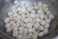 莲子炖排骨的做法步骤4