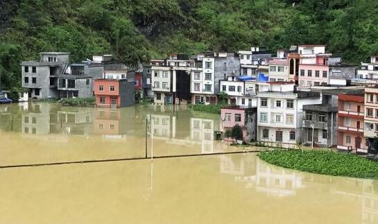 广西多地雨水霸屏伴有强对流 不少地区还出现35℃高温