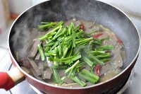 韭菜炒鸭血的做法步骤9
