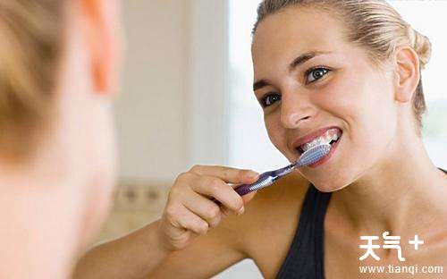 刷牙前牙刷是否要先沾水，教你刷牙的正确方法