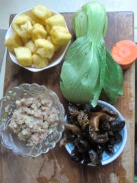 油豆腐木耳肉圆汤的做法步骤1
