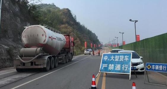 四川宜宾一旅游公路发生塌方 恢复时间将另行通知