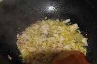 白菜五花肉炖豆腐的做法步骤2