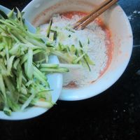 番茄汁南瓜丝饼的做法步骤3