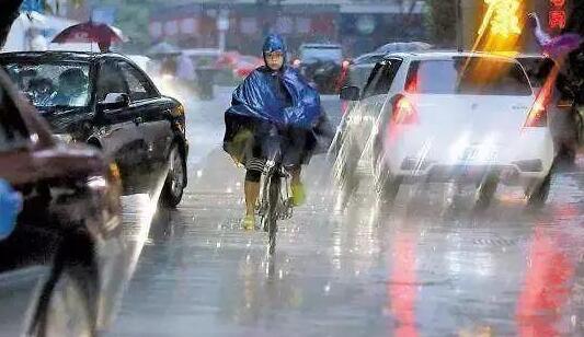 山东局地仍有暴雨气温20℃ 市民周末外出注意交通安全