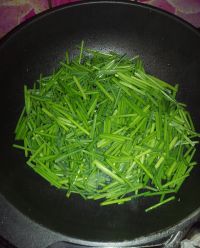 韭菜苔炒鸭心肝的做法步骤3