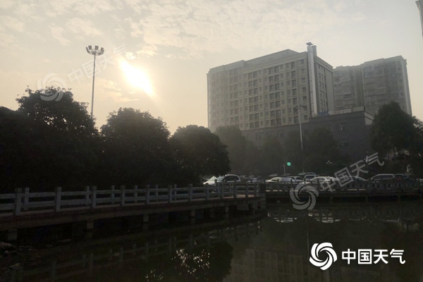 今明天湖南湘中以北地区小雨“盘踞” 体感湿冷需保暖