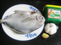 大蒜豆瓣酱辣味鲳鱼的做法步骤1