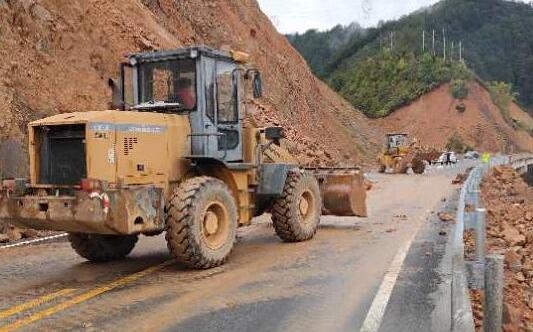 湖北建始县暴雨有十余处山体塌方 车辆半幅通行无人员伤亡
