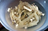 莲子薏米煲猪骨的做法步骤2