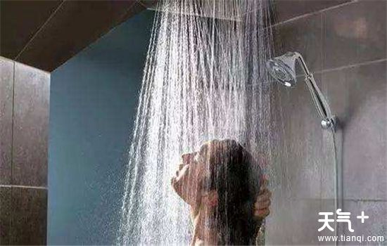 洗冷水澡会加重湿气吗？洗冷水澡是强身还是伤身