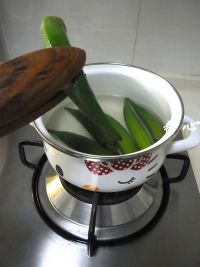 坚果炒秋葵的做法步骤2