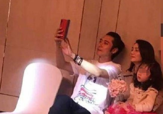 张丹峰洪欣合体参加婚礼是怎么回事 夫妻甜蜜现身破出轨传闻