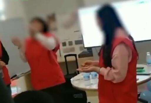 罚员工活吃蚯蚓