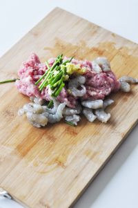 荠菜三鲜大馄饨的做法步骤2