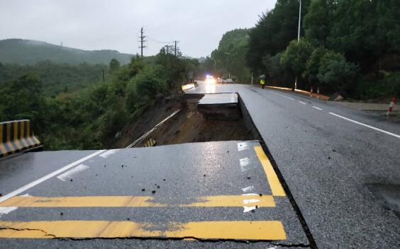 受持续强降雨影响 广东翁源县一路段发生塌方交通中断