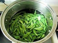 简单家常菜----扁豆炒油素鸡的做法步骤3