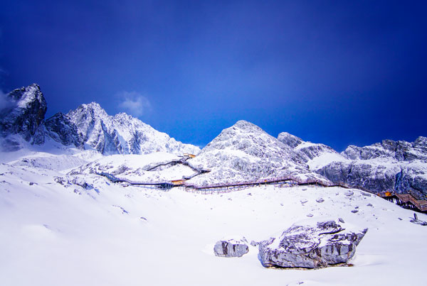 玉龙雪山一年四季都有雪吗 丽江玉龙雪山海拔多少米
