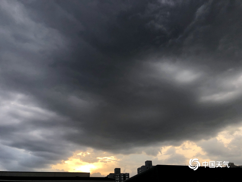 黑云压顶！北京今日傍晚又遭雷雨“叨扰”