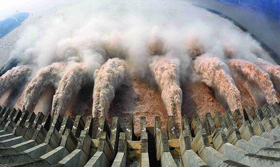 今年入汛以来最大洪水抵达三峡 目前三峡水库水位已达160.17米