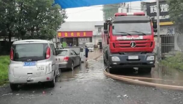 安徽黄山部分低洼处出现内涝 店铺被淹不少车辆在路上熄火