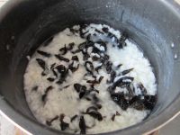 咸蛋木耳粥的做法步骤7