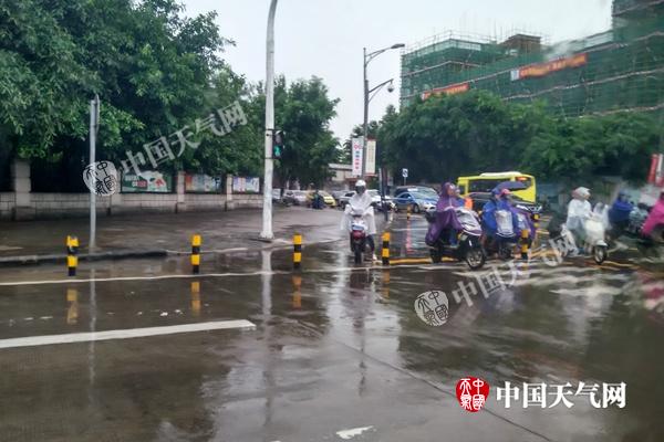 台风影响下海南风雨来袭海口等地有大雨 琼州海峡停航