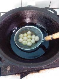 炸芝麻球的做法步骤3