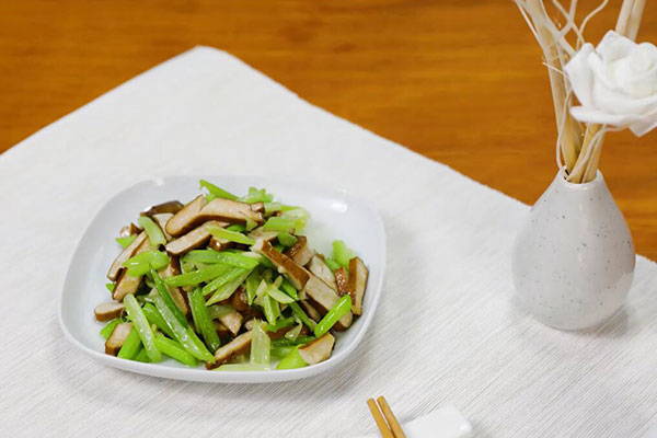 芹菜炒香干怎么炒 家常芹菜炒香干的做法