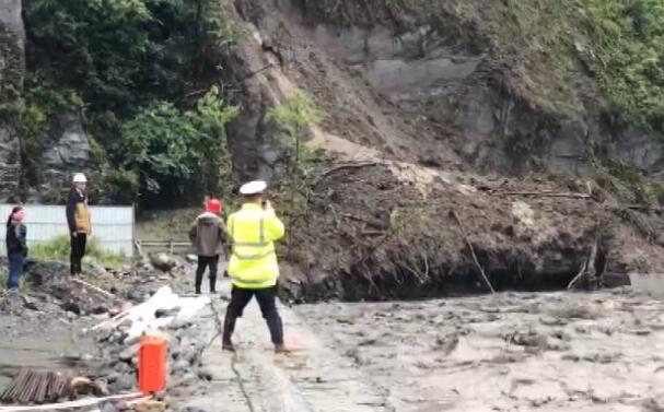 四川暴雨致交通道路被毁 境内山体滑坡严重