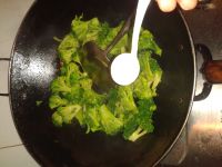 清炒西兰花的做法步骤6
