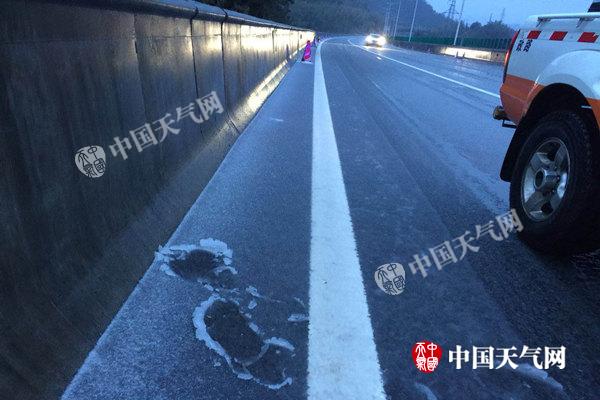 广东韶关迎今年首场雪 未来三天低温冰冻天气来袭