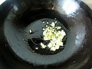 简单家常菜----牛肉豆豉炒凉粉的做法步骤3