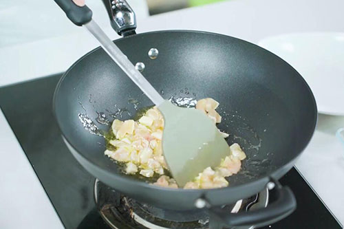 青豆红萝卜鸡丁的做法 青豆红萝卜鸡丁怎么做