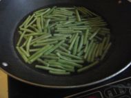 长豆角炒茄子的做法步骤1