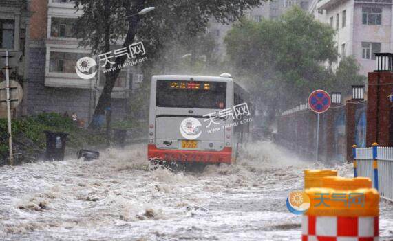 哈尔滨暴雨致铁路线路水害 市内多趟列车停运