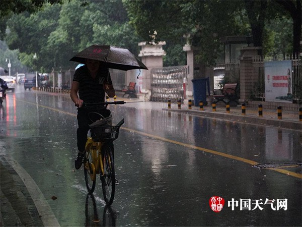 暴雨袭苏浙沪 北方秋高气爽华南闷热